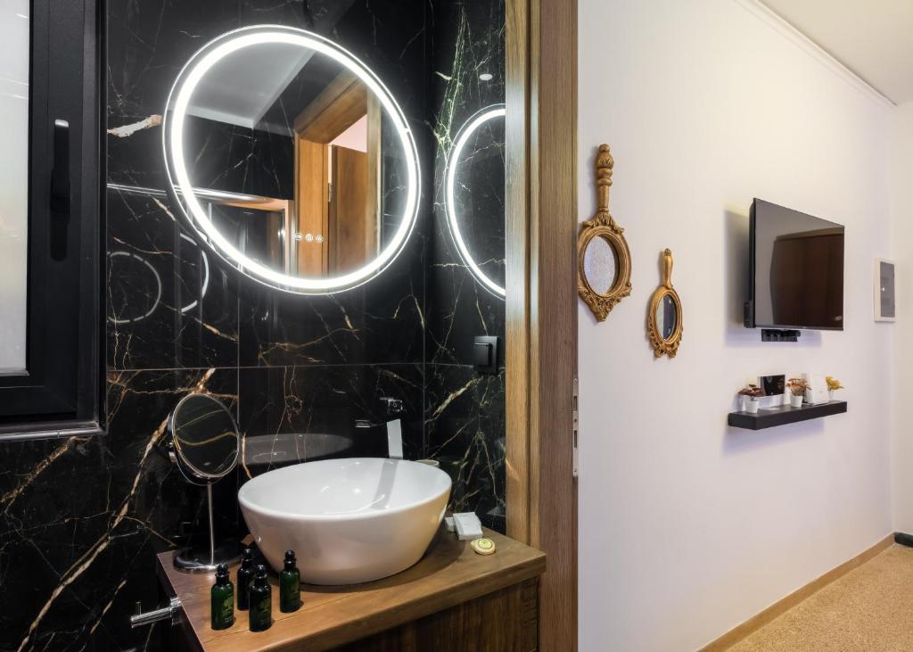 Dema Luxury Suites - Romvis - Tap to explore photos