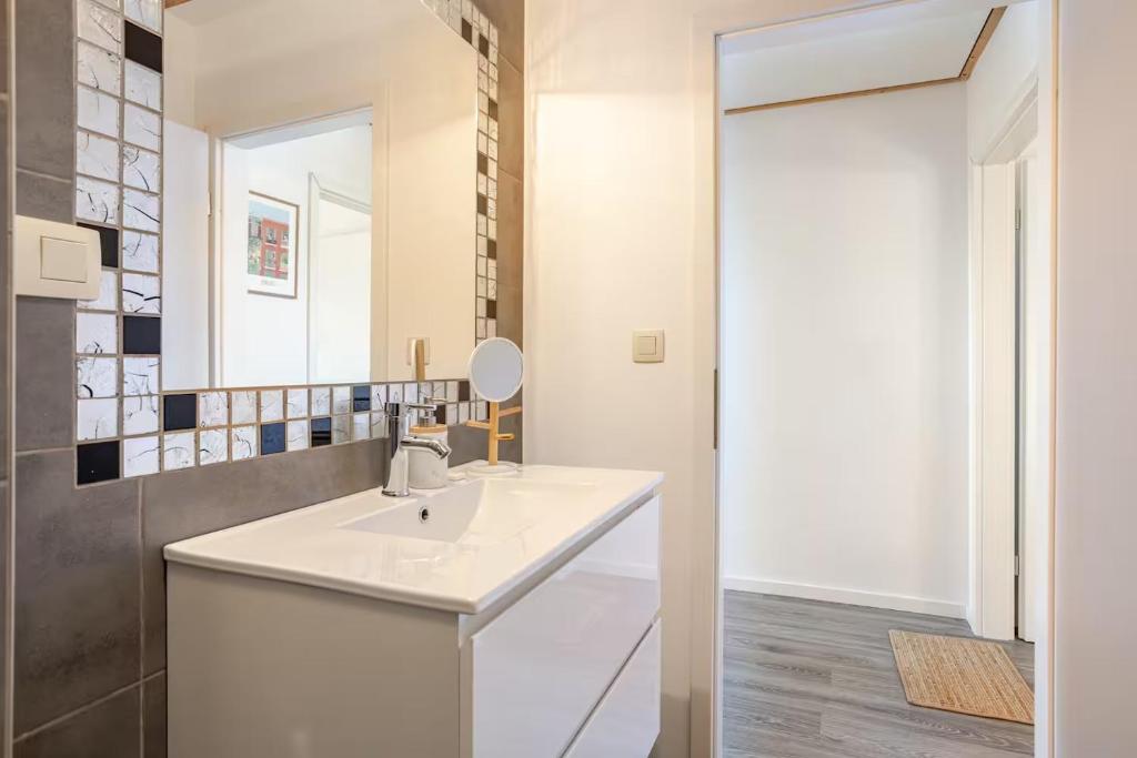 Family friendly guest room with AC and free street parking photo 3
