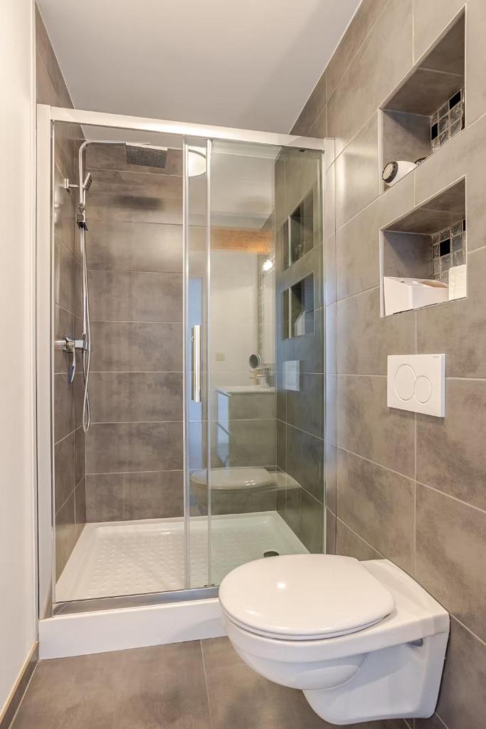 Family friendly guest room with AC and free street parking photo 4