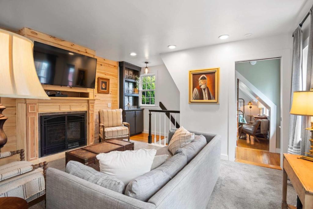 Private Home Great Location Dog Friendly - Tap to explore photos