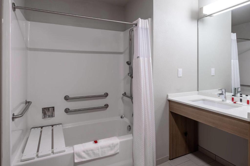 Microtel Inn & Suites by Wyndham Georgetown Lake - Tap to explore photos