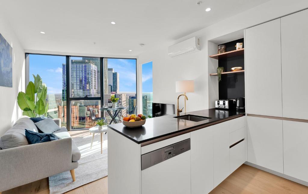 Skyline Luxury in Melbourne Central Tallest Tower - Aurora Apartment with Epic Views & Pool Access photo 3