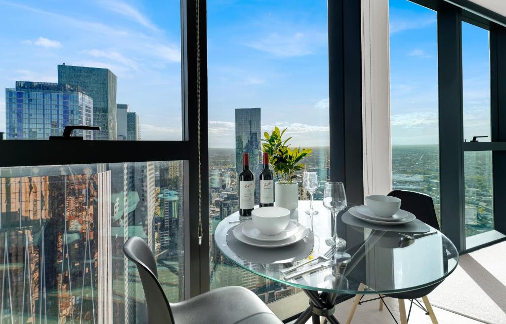 Skyline Luxury in Melbourne Central Tallest Tower - Aurora Apartment with Epic Views & Pool Access photo 2