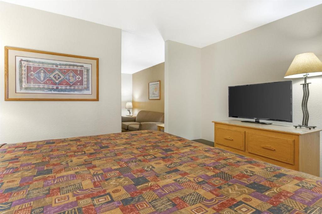 Best Western Gold Canyon Inn and Suites - Tap to explore photos