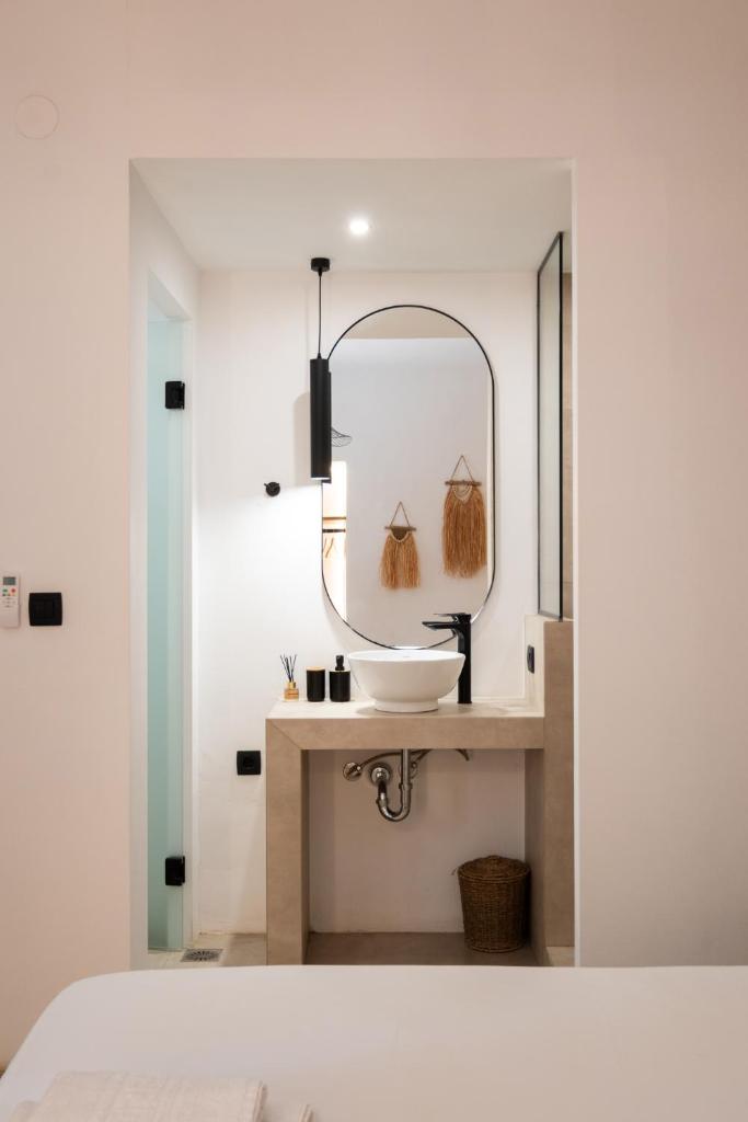 MV Living - Studio - Tap to explore photos