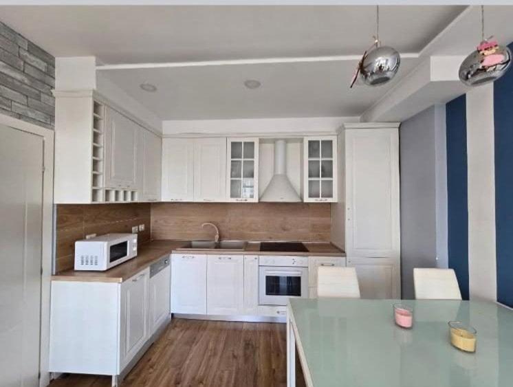 Stylish 2BR Duplex w Balcony photo 4