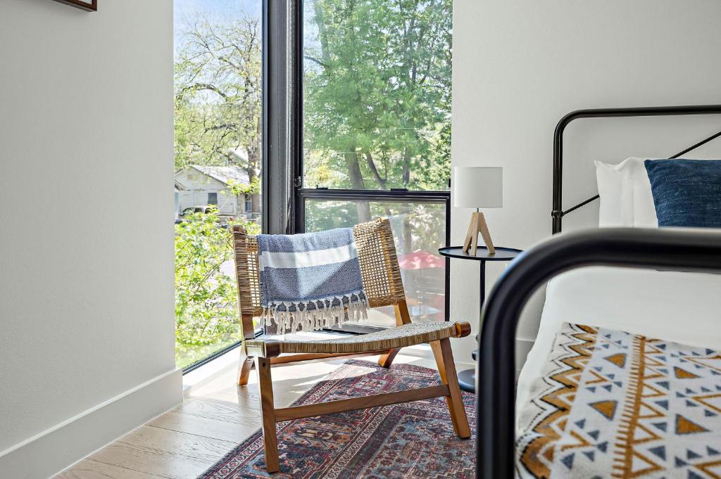 Rooftop Deck, DT City Views, Modern Eastside Oasis