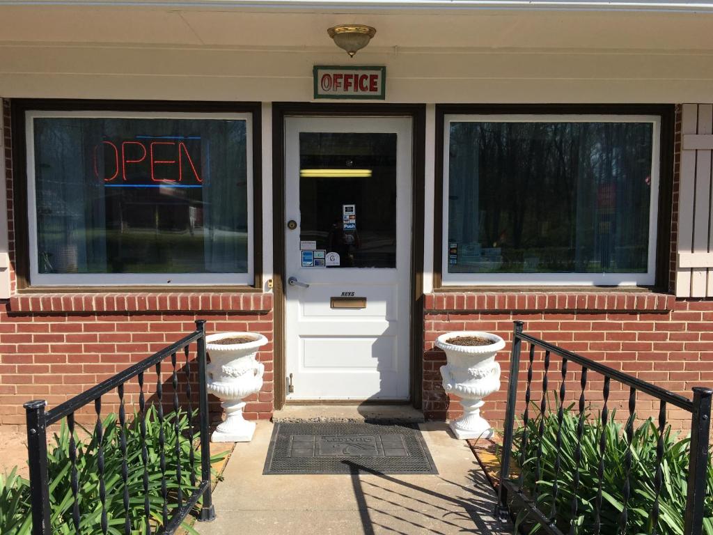 Red Carpet Inn image