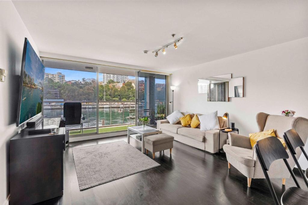 Stylish 2BR Finger Wharf Getaway