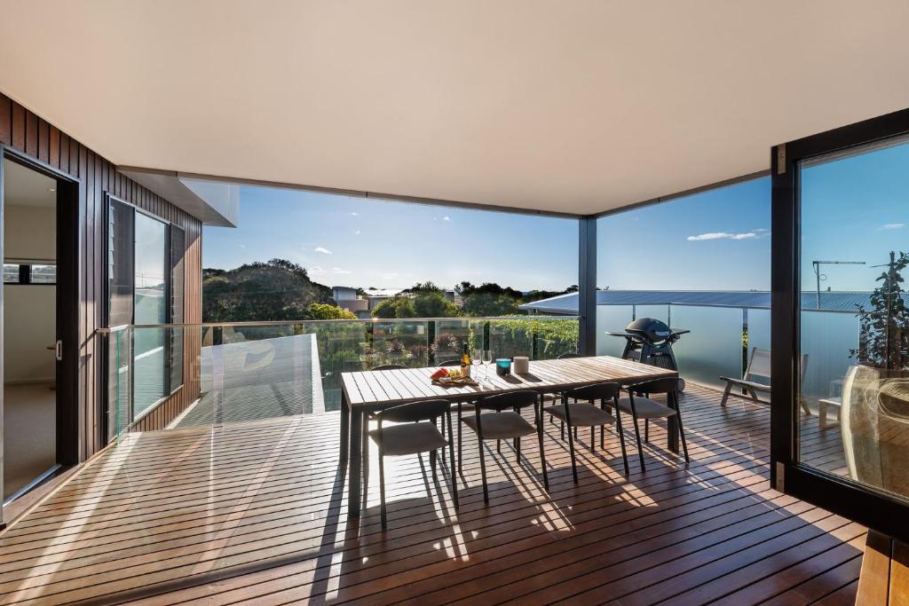 Blairgowrie Bay Villa - Infinity Pool, Beachfront, Water Views photo 2