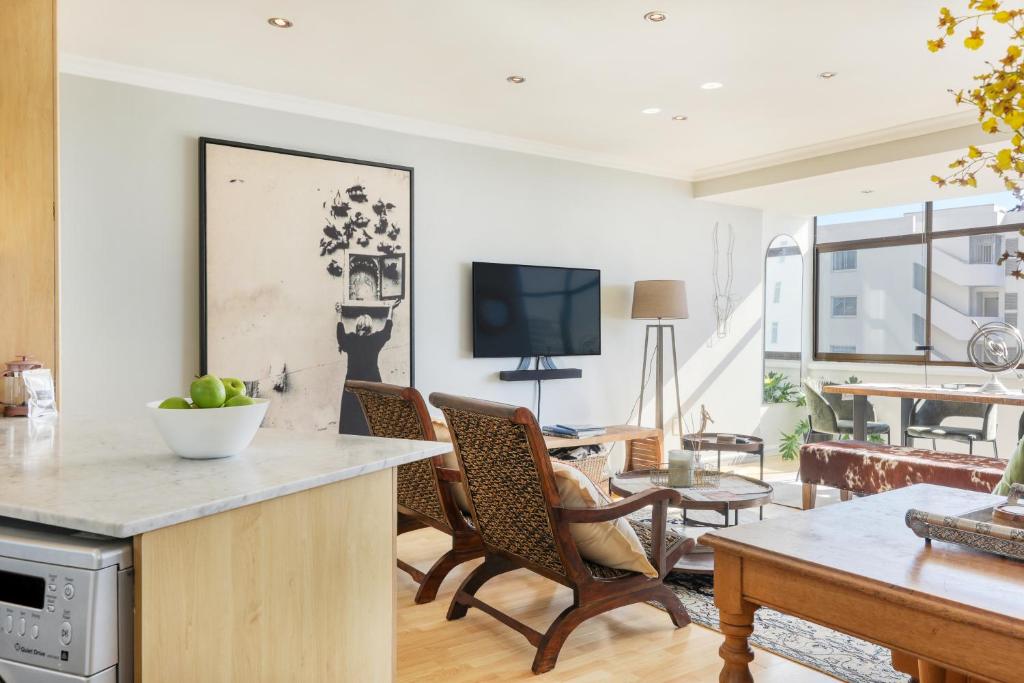 Backup-Powered Bantry Bay View 2 Bed Apartment - Tap to explore photos