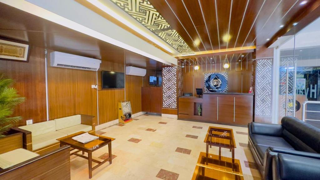 Royal Living Hotel & Suites photo 2