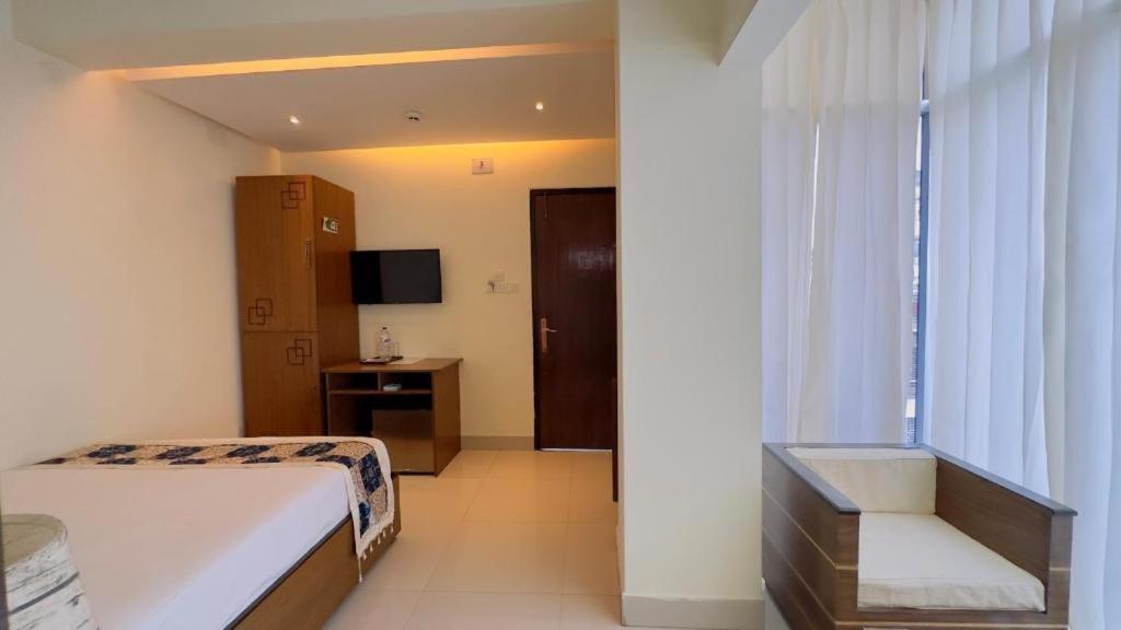 Royal Living Hotel & Suites photo 4