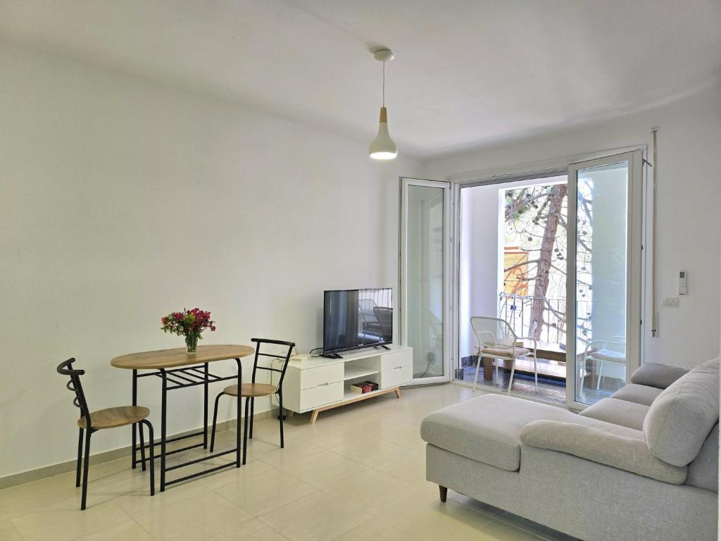Tastefully Furnished Getaway in Durr s photo 1