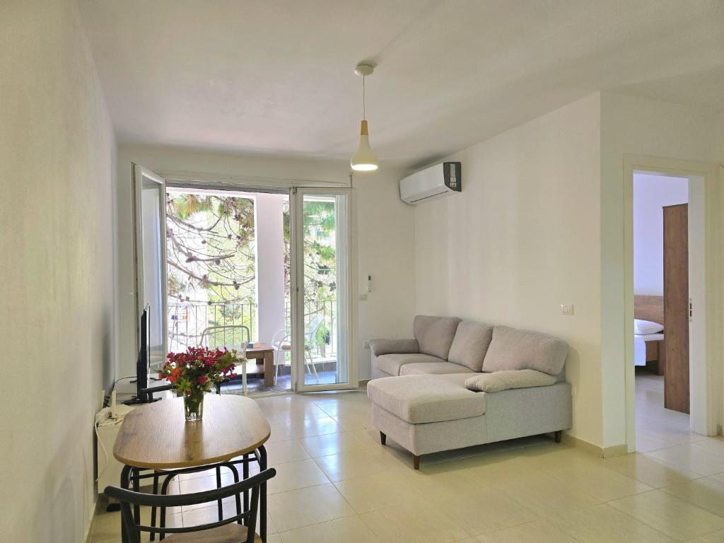 Tastefully Furnished Getaway in Durr s