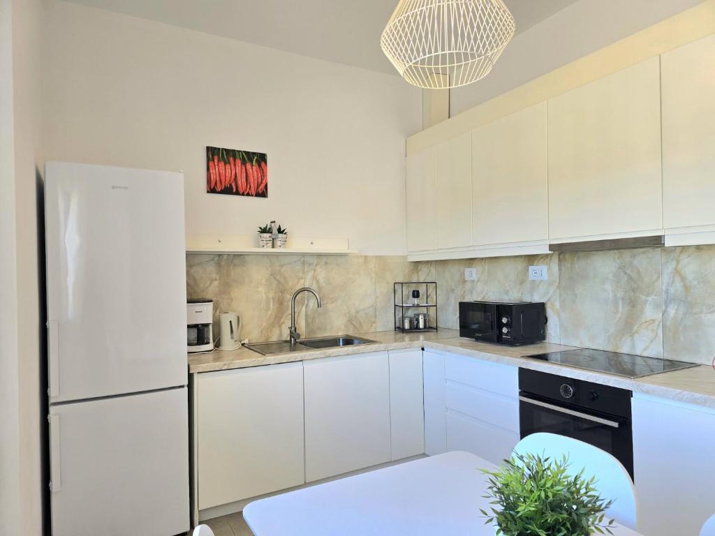 Modern Beachside Home with Dishwasher photo 1