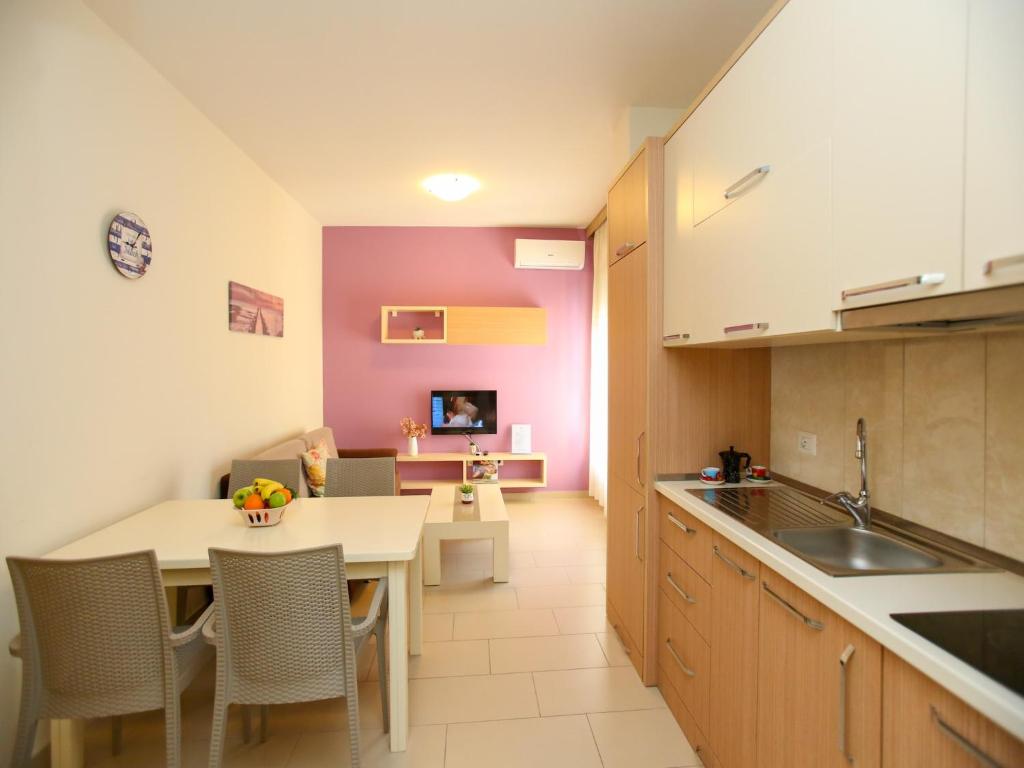Apartment, steps from sea photo 2