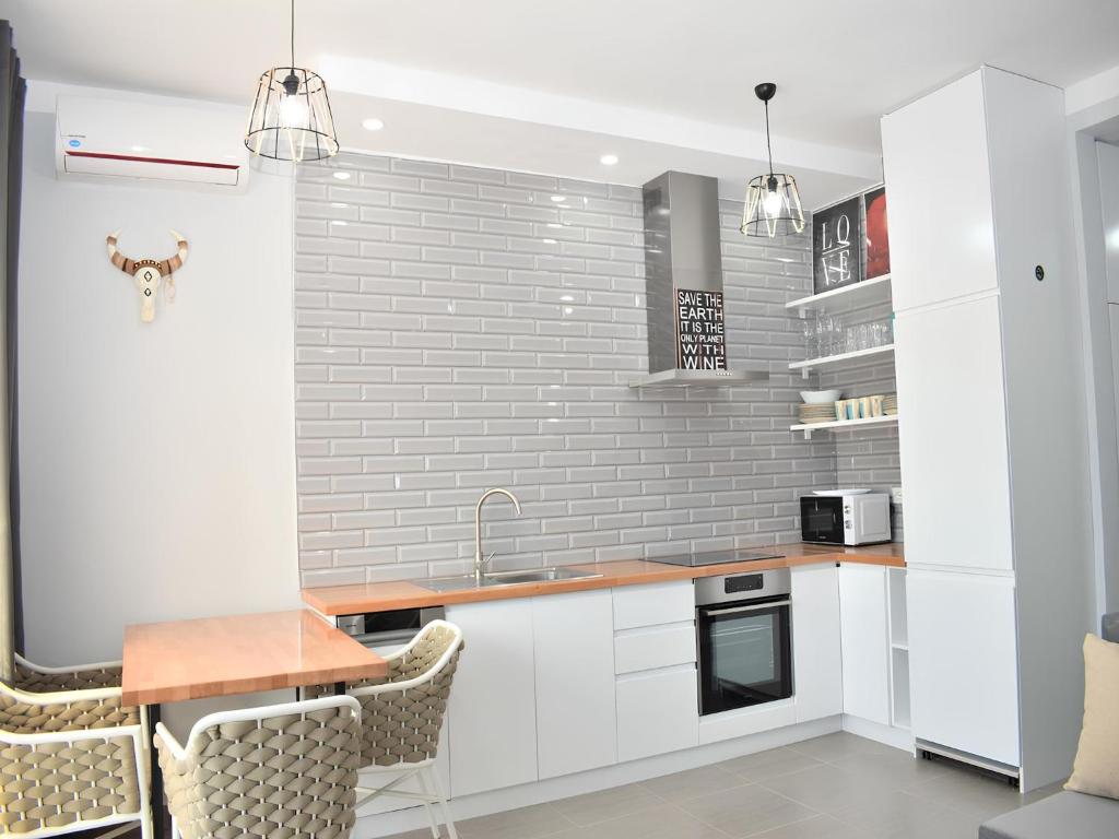 Stylish Holiday Apartment with Balcony photo 2