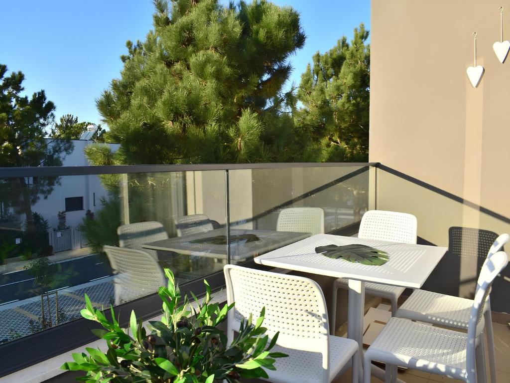 Stylish Holiday Apartment with Balcony photo 4