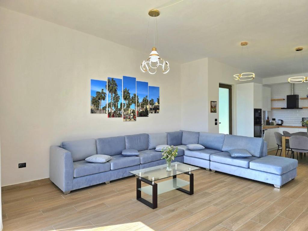 Modern holiday home with sea views photo 1