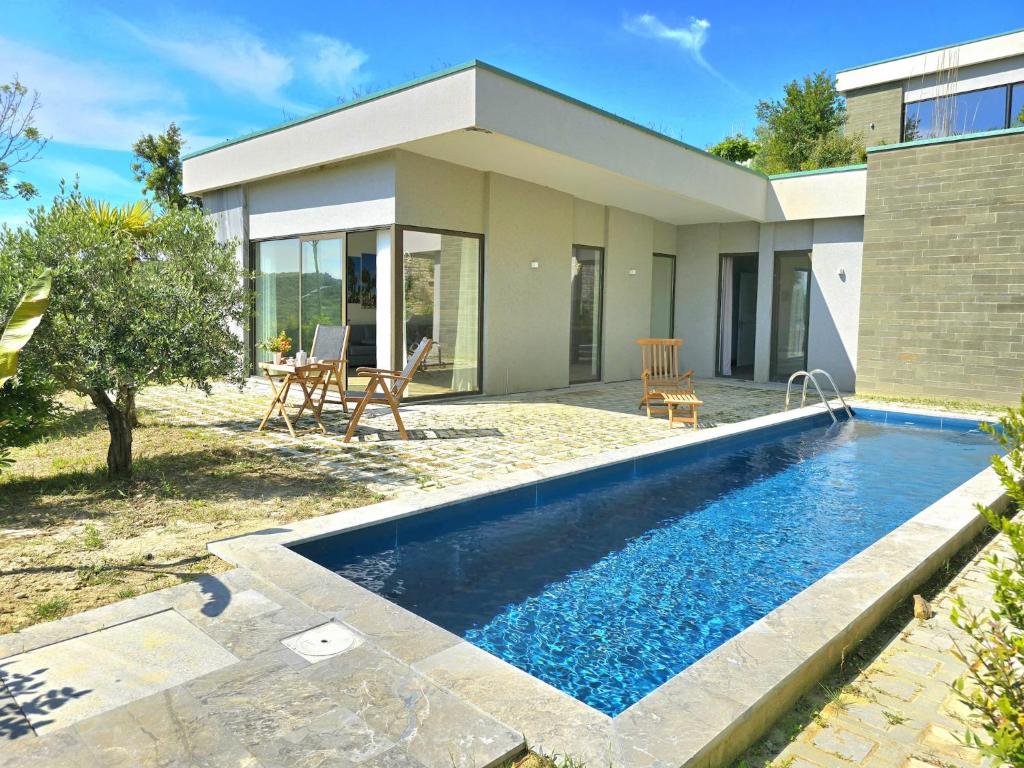 Modern holiday home with sea views