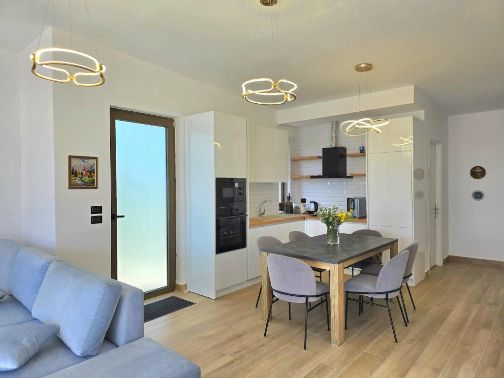Modern holiday home with sea views photo 2