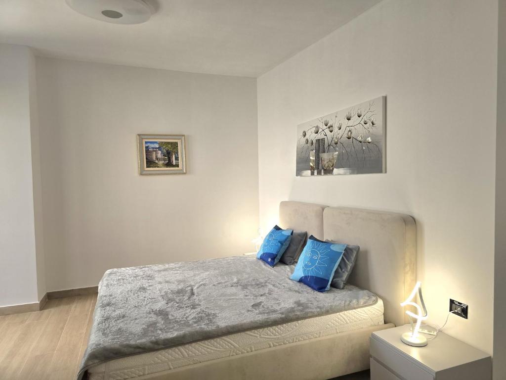 Modern holiday home with sea views photo 3