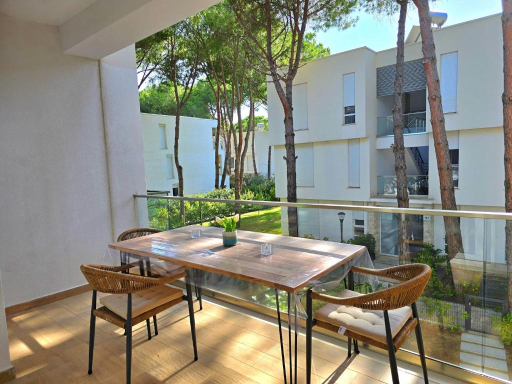 Stylish Urban Retreat with Two Bedrooms photo 4