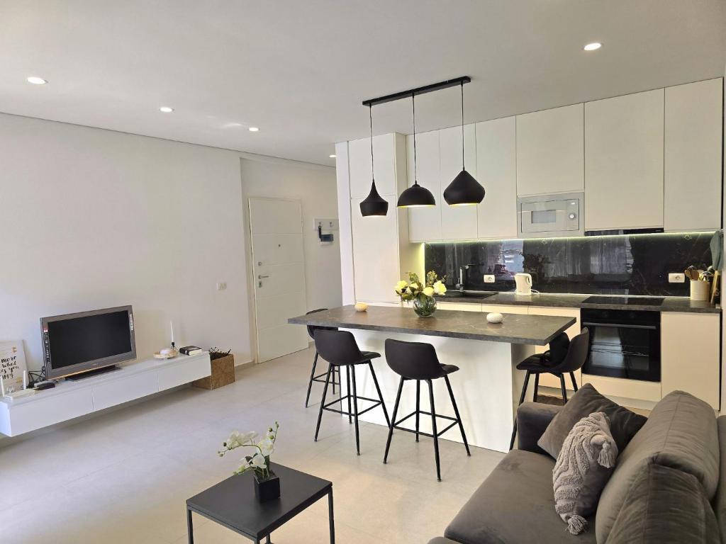Stylish Urban Retreat with Two Bedrooms photo 2