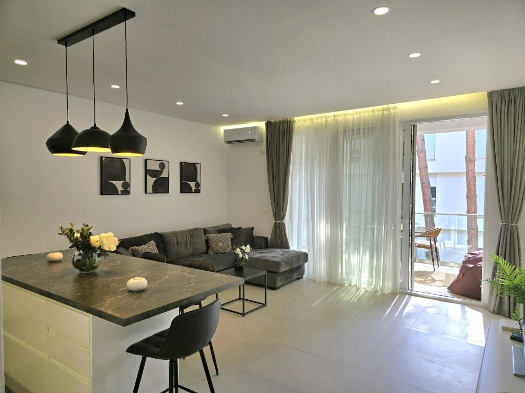 Stylish Urban Retreat with Two Bedrooms photo 1