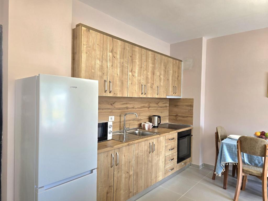 Charming Coastal Stay in Golem with Balcony photo 1