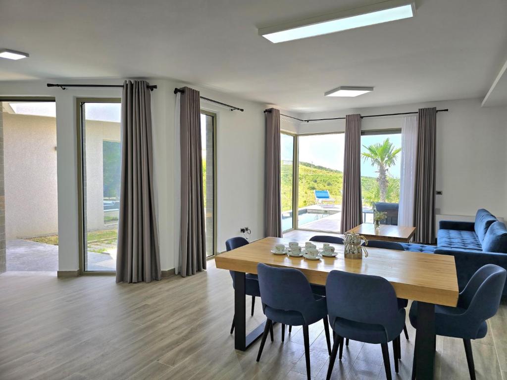 Spacious holiday home with garden photo 2