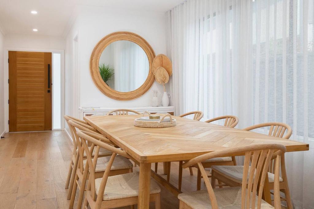 Sienna Cove - Elegant Retreat near Merewether Beach photo 1