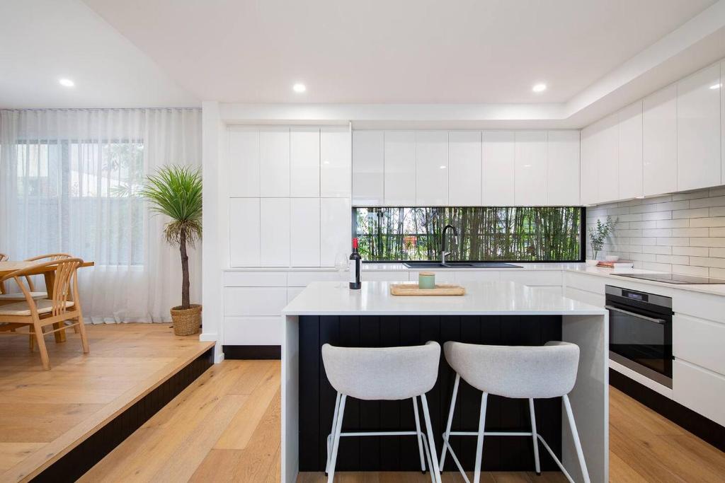 Sienna Cove - Elegant Retreat near Merewether Beach photo 2