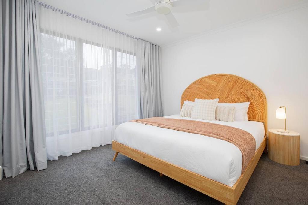 Sienna Cove - Elegant Retreat near Merewether Beach photo 3