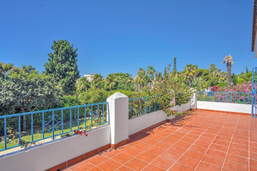 Villa Elena - Casablanca Marbella by Finest Rentals - Tap to explore photos