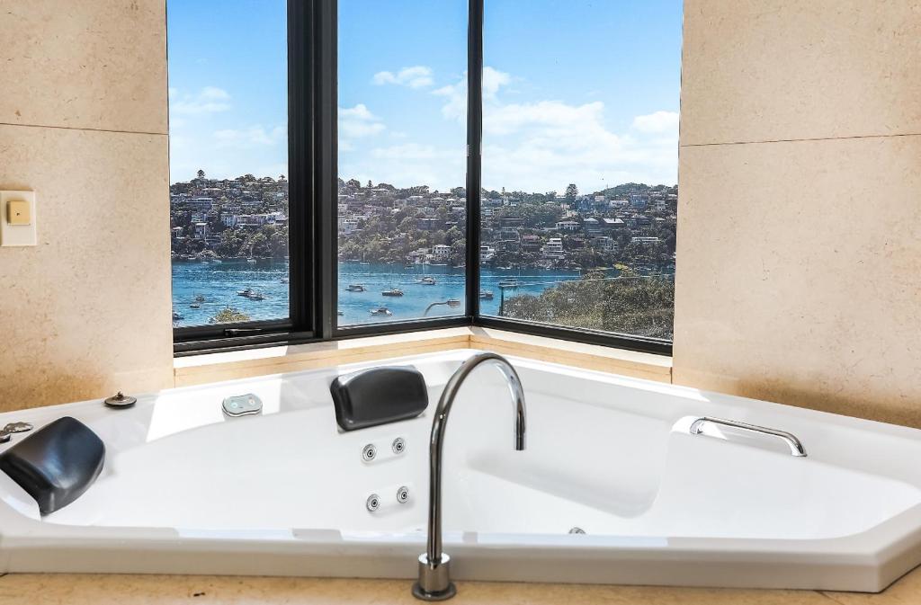 6BR Stunning Waterview & Private Pool photo 1
