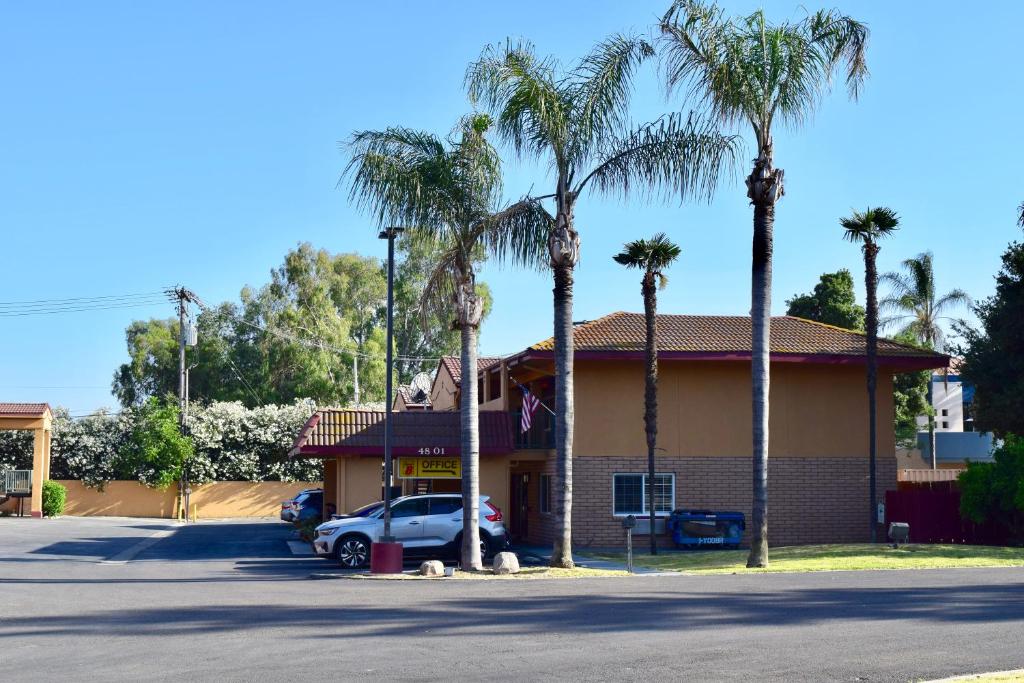 Super 8 by Wyndham Visalia - Tap to explore photos