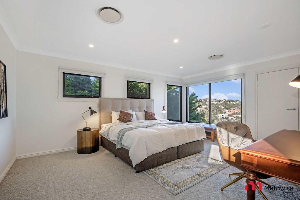 MetaWise Luxe 6 Bed Ocean View Family Home in Seaforth photo 3