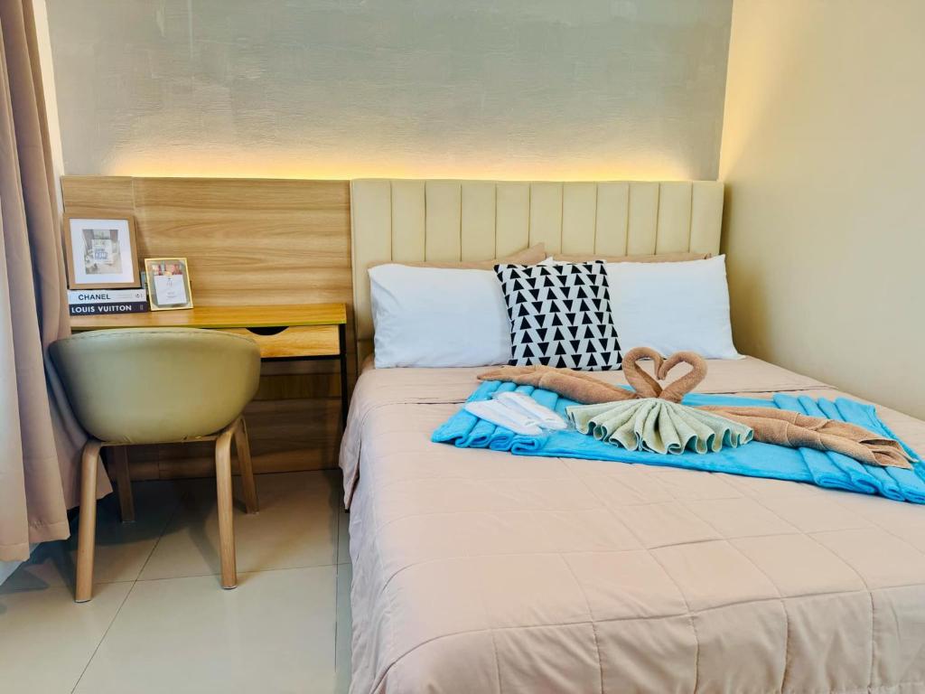 Budget Friendly Staycation walking distance to Venice Mall with Netflix and Wifi