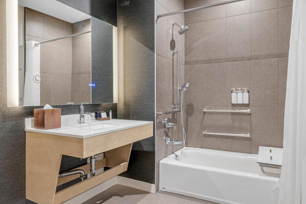 Cambria Hotel Burbank Airport Room Type - King Room with Accessible Tub - Disability Access/Non Smoking
