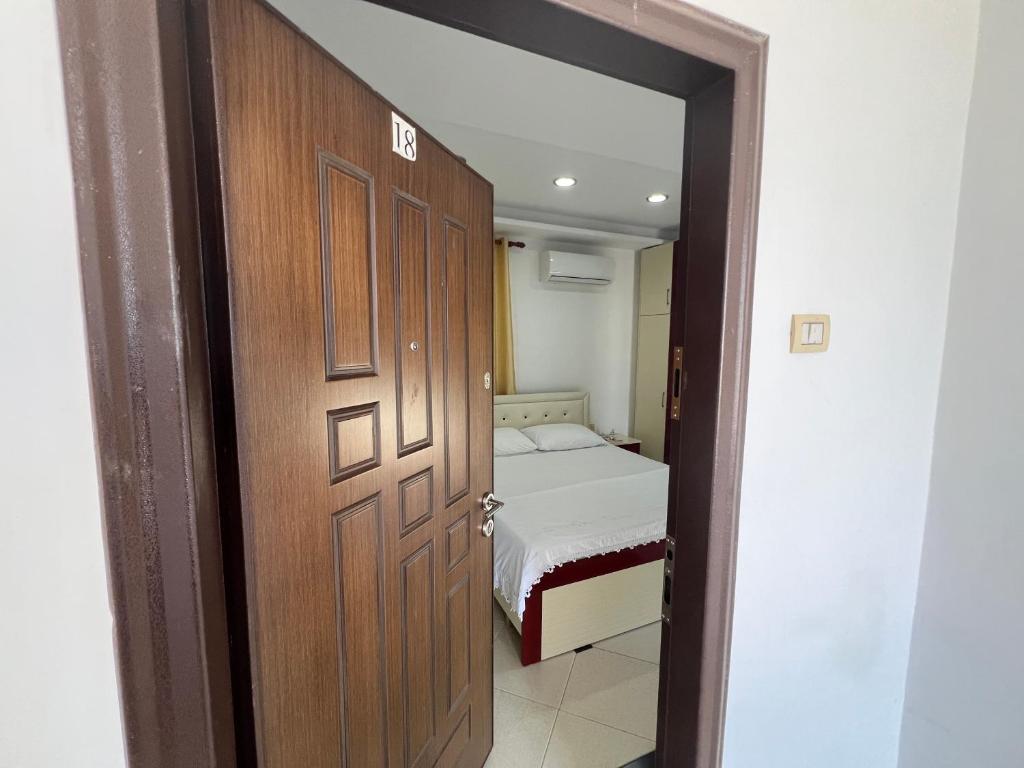 Apartment room Noar photo 1