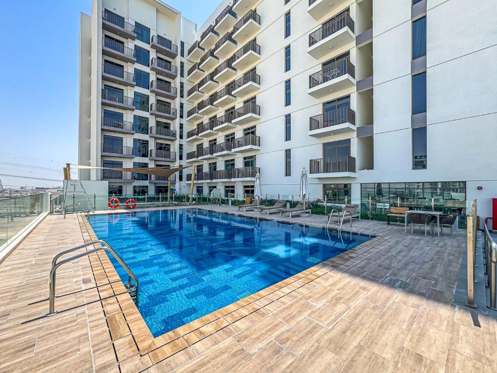 3BR Elegant Haven with Gym, Pool and 2 Parking Spaces photo 4