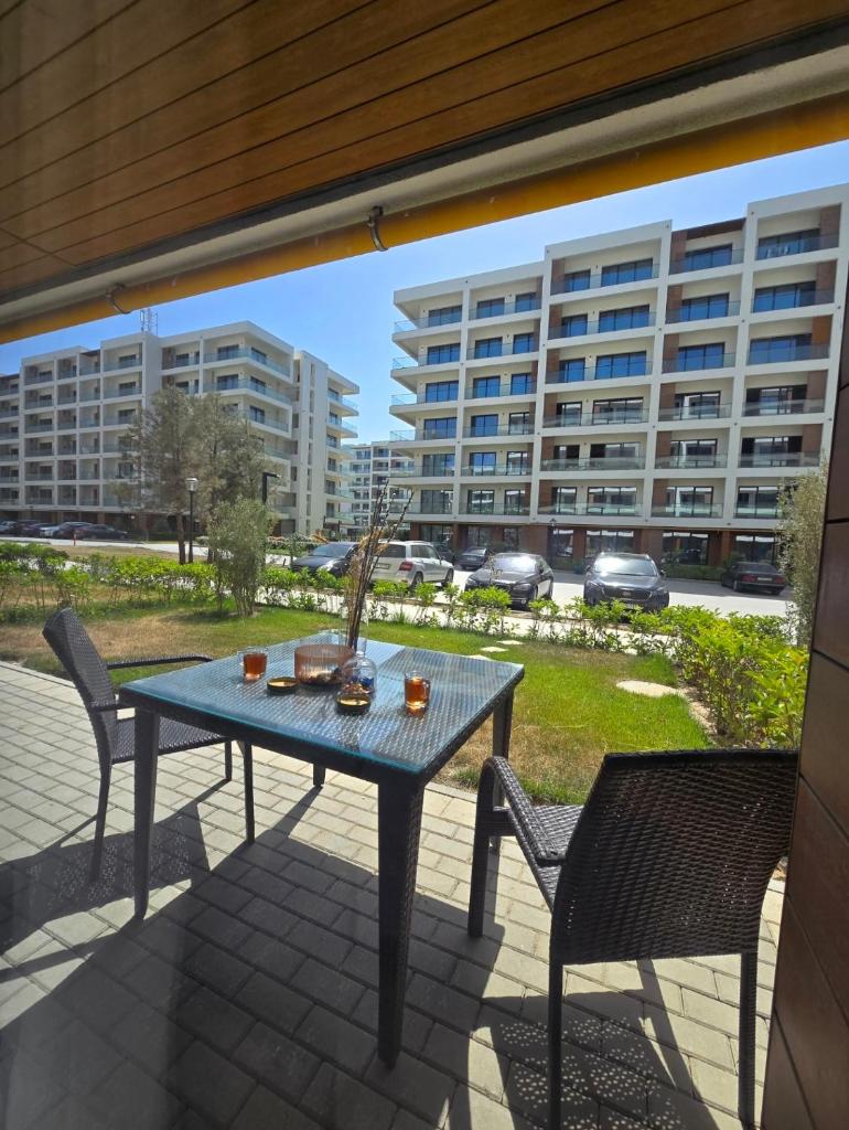 Sea Breeze Family Apartment with terrace , 2 rooms near Water & Lunapark