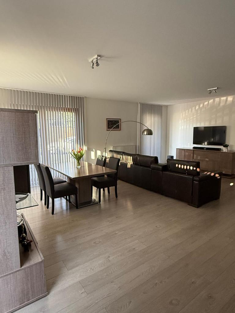Tomorrowland 2 bedrooms, breakfast, pickup & drop-off