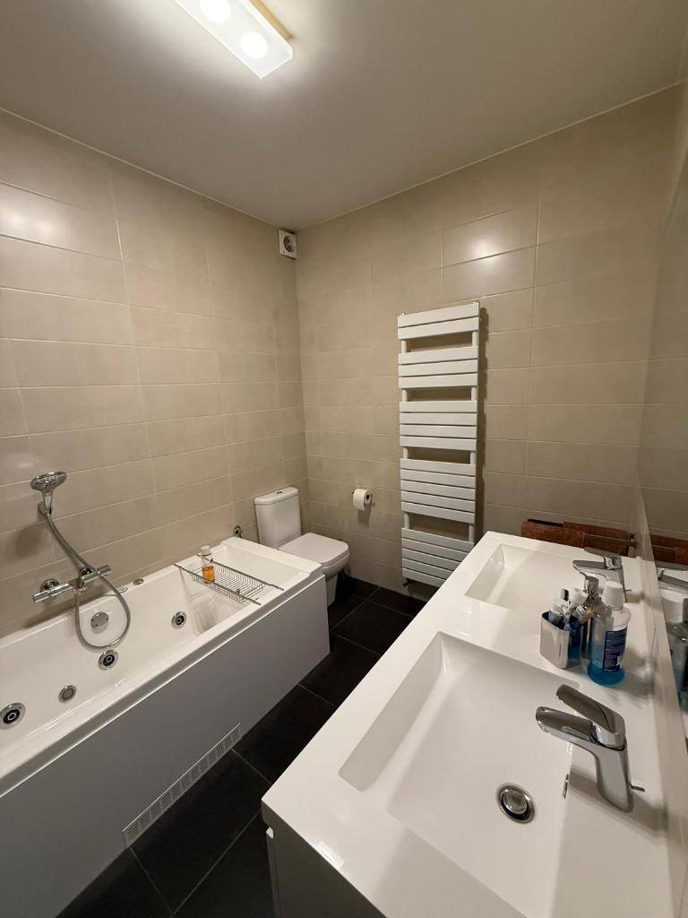 Tomorrowland 2 bedrooms, breakfast, pickup & drop-off photo 3