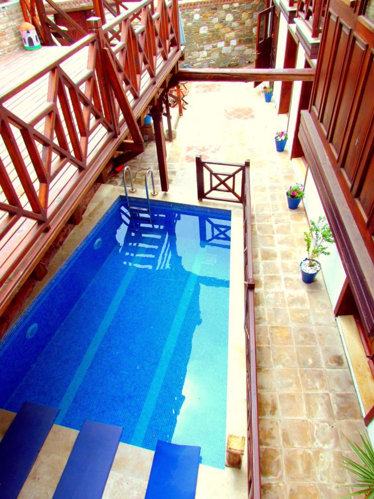 Amazon Petite Palace photo 1
