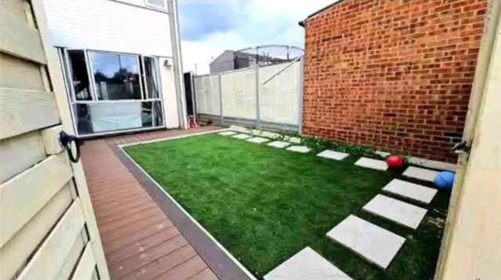 SnoozeDen Chalvey - Free Parking, Near M4 J6 - Tap to explore photos