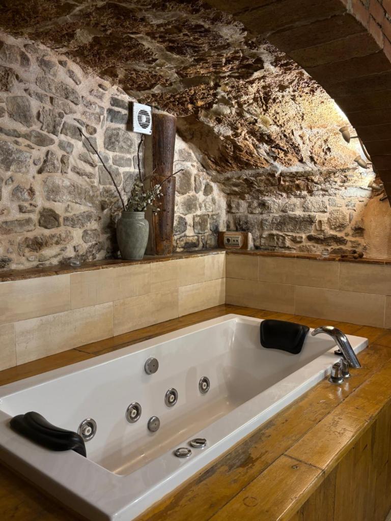 Suíte Sant Sebastià con jacuzzi, sauna y jardín - Tap to explore photos