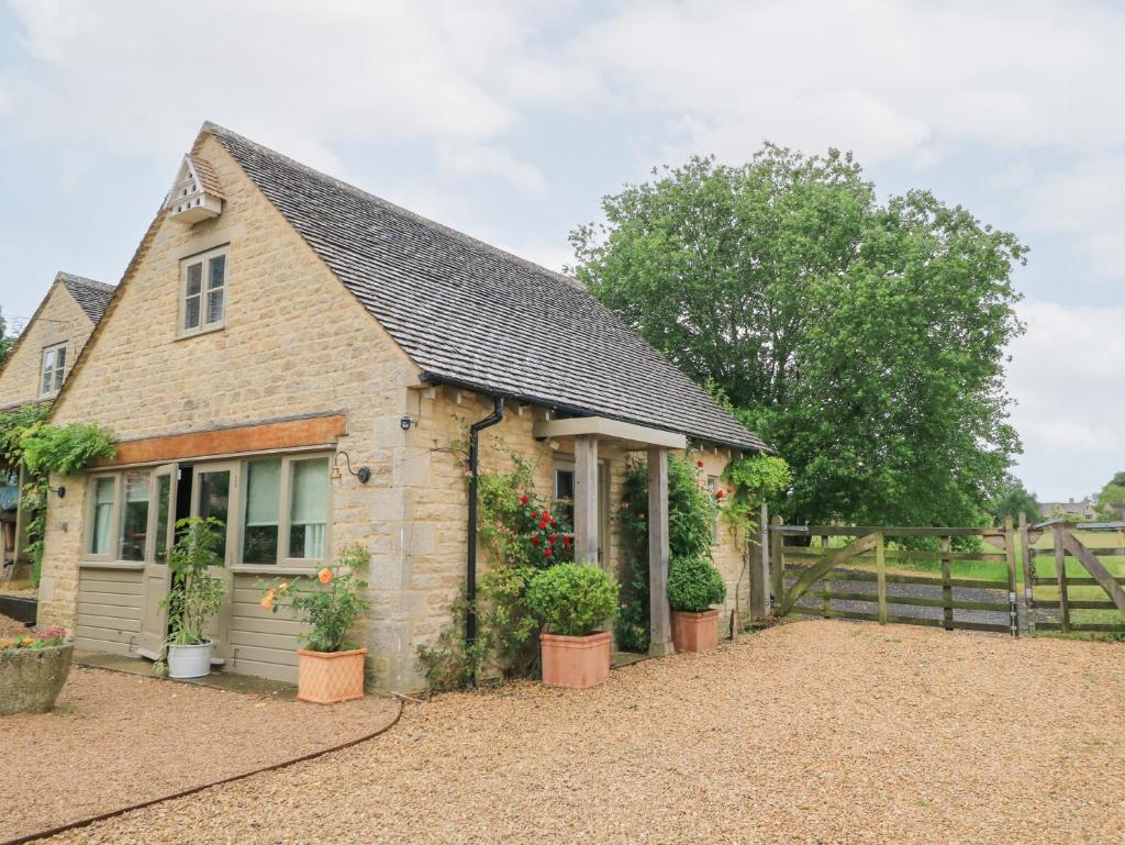 Pudding Hill Barn Cottage - Tap to explore photos